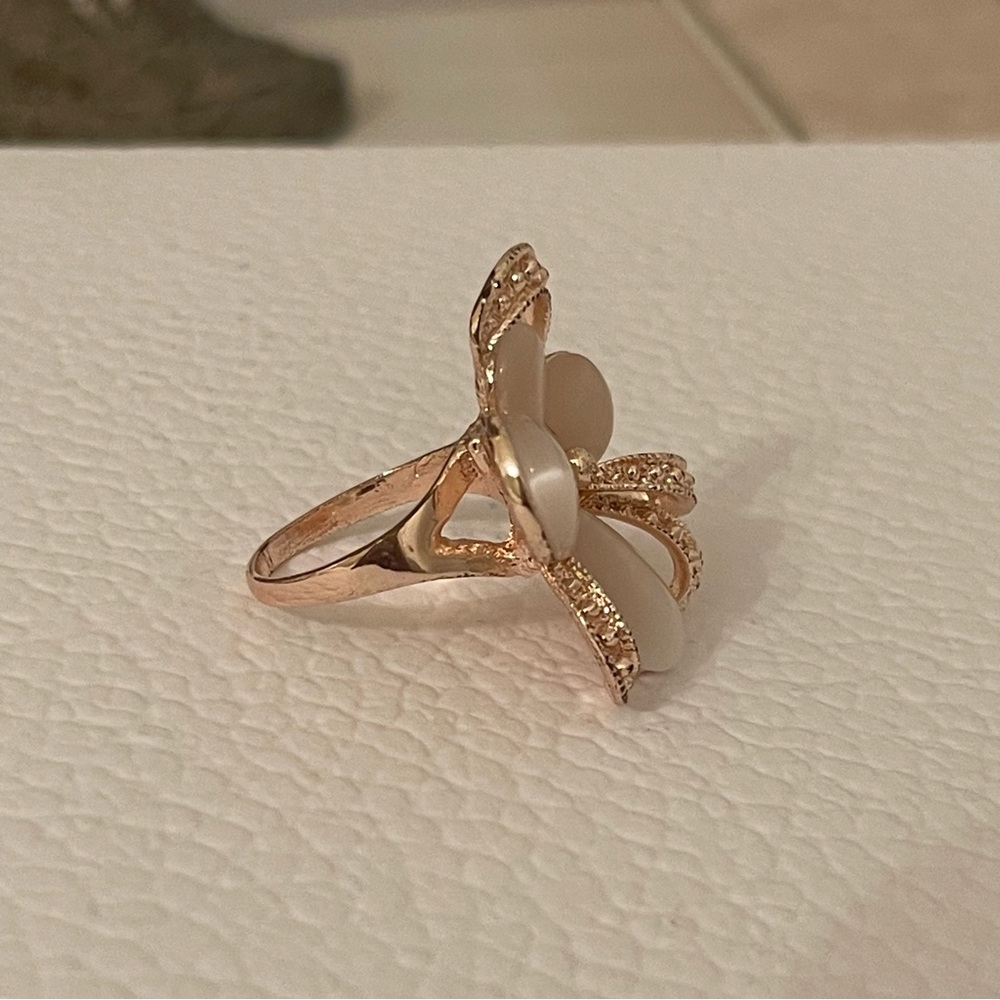 Rose gold and blush floral ring - Picture 3 of 6